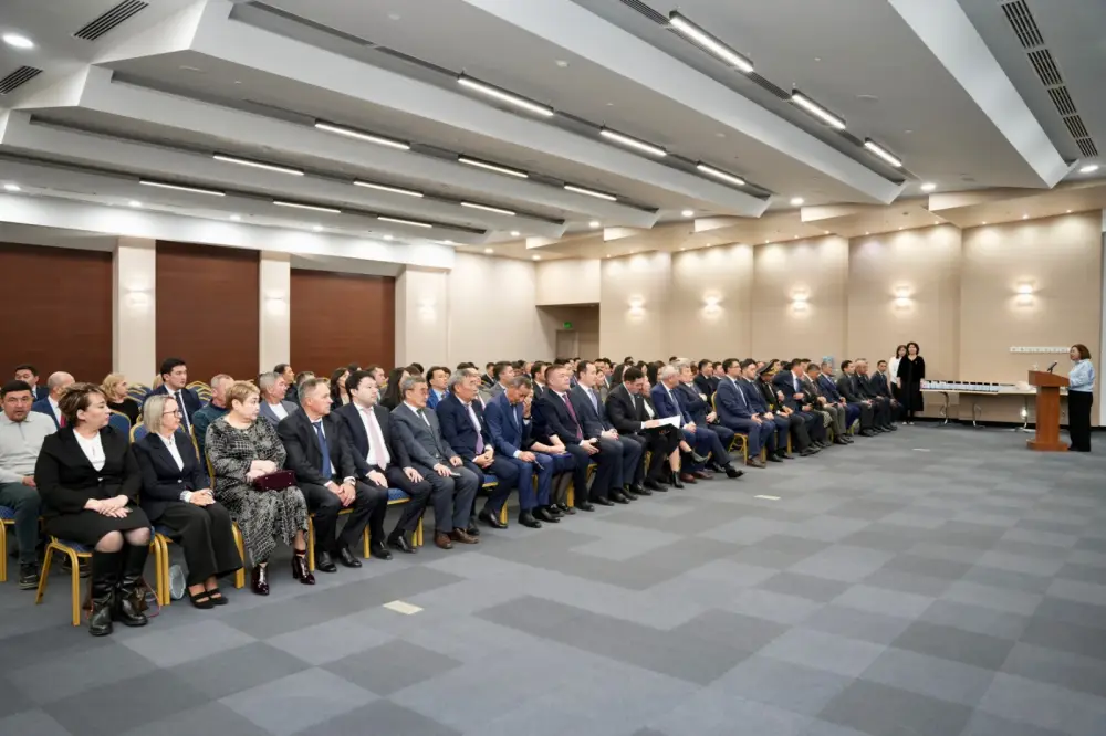 Министр энергетики отметил государственными наградами лучших работников отрасли в честь Дня Республики (10)