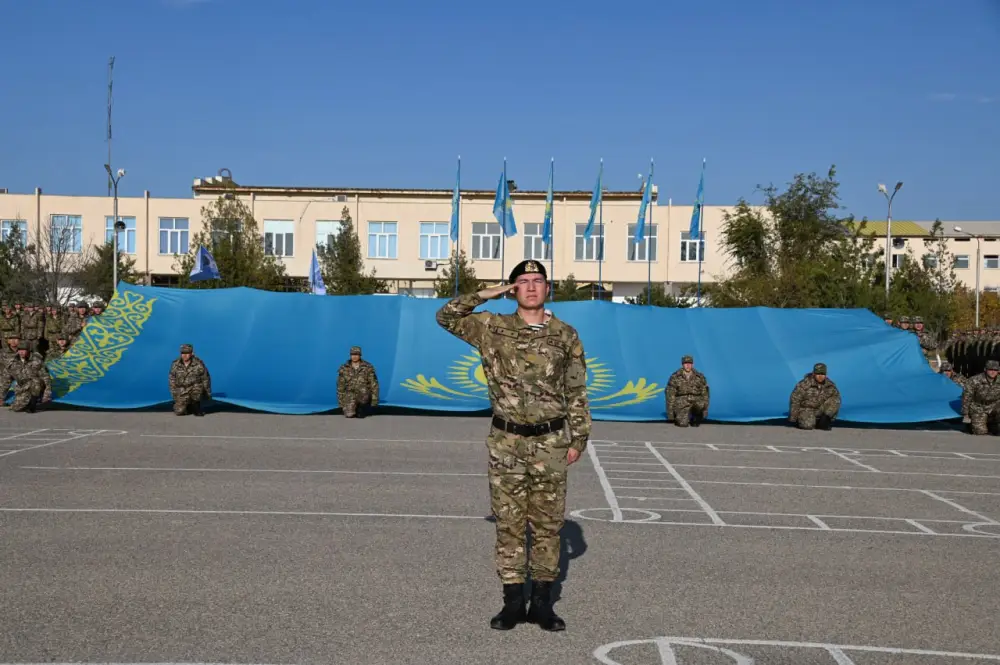 В День Республики в воинских частях прошла церемония поднятия Государственного флага (2)