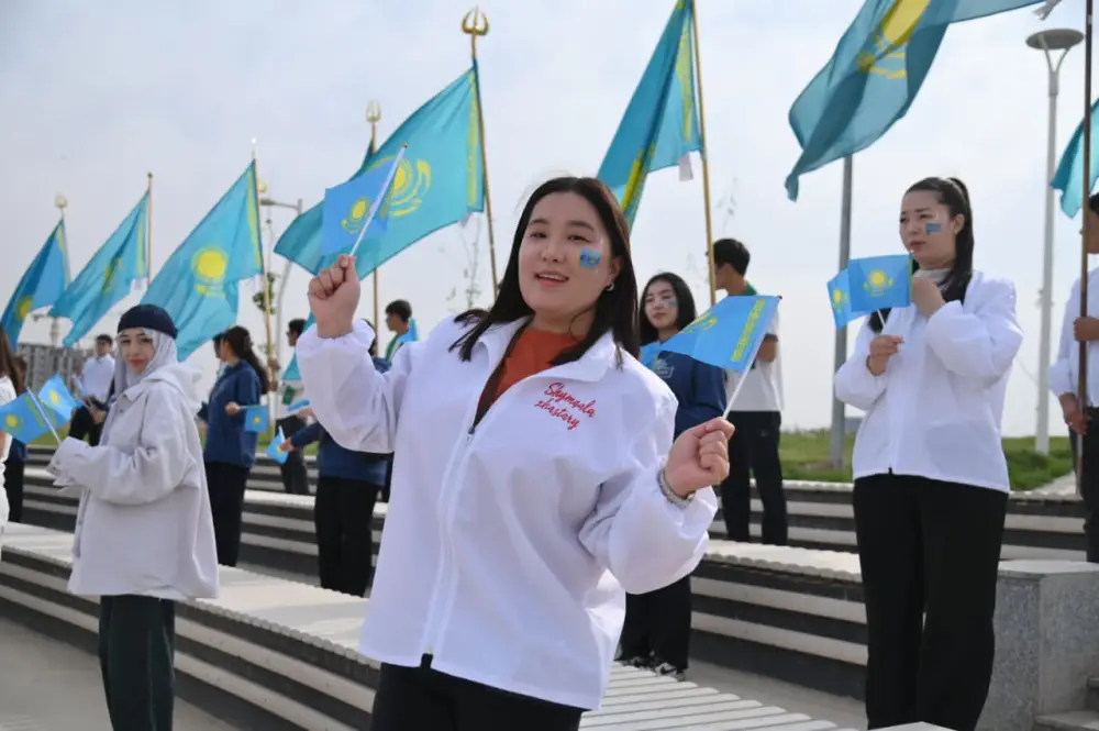 В ШЫМКЕНТЕ В ЧЕСТЬ ДНЯ РЕСПУБЛИКИ ТОРЖЕСТВЕННО ПОДНЯЛИ ГОСУДАРСТВЕННЫЙ ФЛАГ (5)