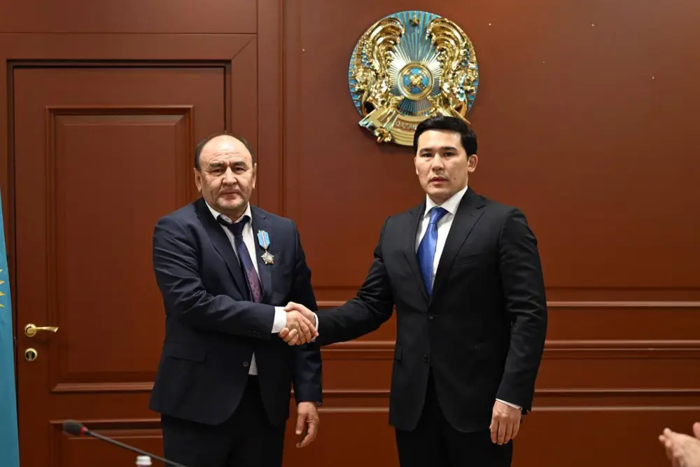 Министр наградил государственными и ведомственными наградами ряд специалистов, добившихся высоких результатов и внесших значительный вклад в развитие отечественного спорта (6)