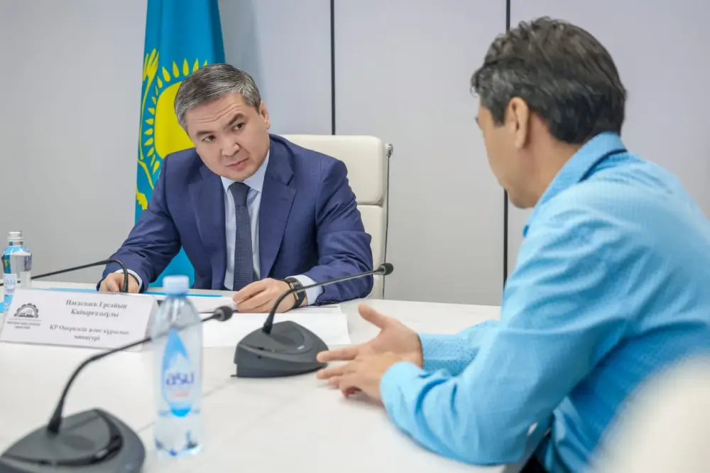 Министр Ерсайын Нагаспаев провёл приём граждан по личным вопросам (5)