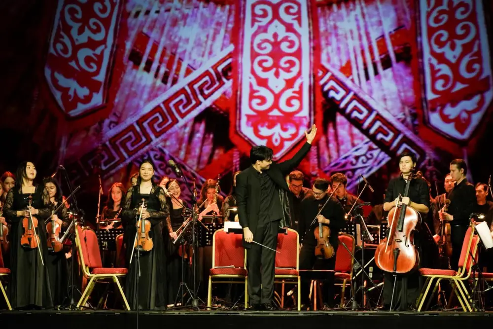 Праздничный концерт «Мәңгі ел»: Премьера хореографических миниатюр «Қарлығаш» и «Құрбылар» (2)