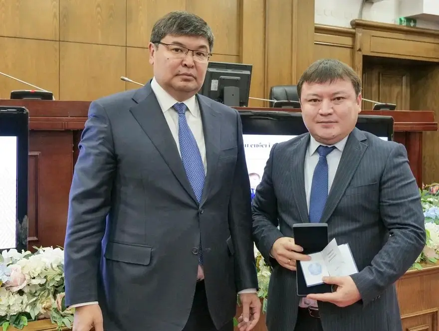 Министр финансов Мади Такиев вручил государственные награды руководителям региональных Департаментов казначейства (2)