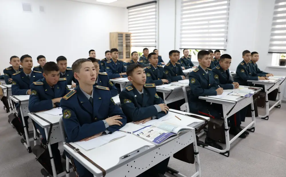 Министр обороны встретился с кадетами нового военно-спортивного колледжа (10)