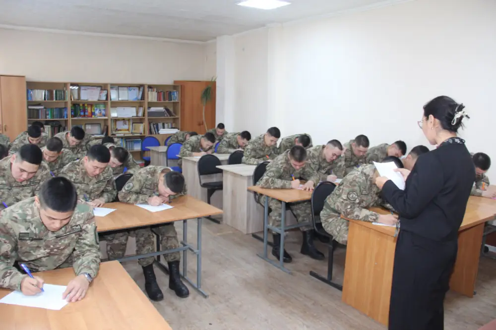 Гвардейцы подают пример: первыми среди силовых структур приняли участие в проекте «Ұлттық диктант» (3)