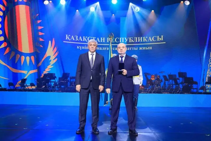 Карагандинцам вручили награды в преддверии Дня Республики (4)