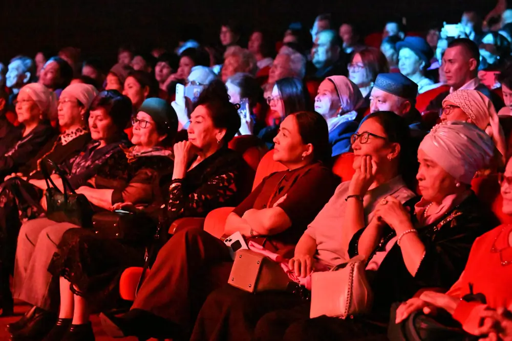 Глава государства поздравил певицу Толкын Забирову с юбилеем творческой деятельности (2)