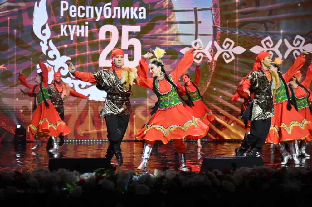 Шымкенте торжественно отметили День Республики и 35-летие Декларации о государственном суверенитете (4)