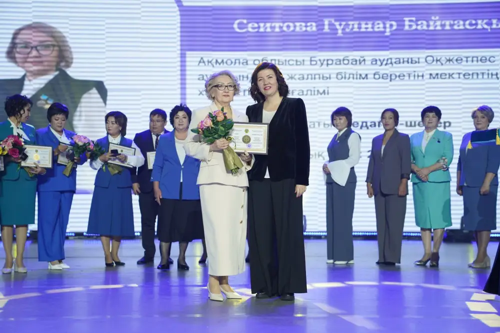 В преддверии Дня Республики министр просвещения вручила 64 учителям звание «Лучший педагог» (2)