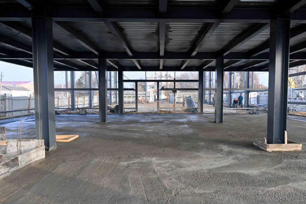 Аким области ознакомился со строительством физкультурно-оздоровительного комплекса в Семее (7)