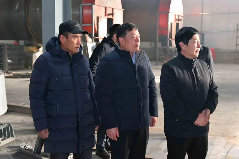 Аким области посетил новый завод, строящийся в Семее (3)