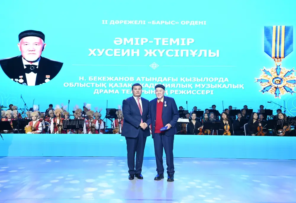 Вручены государственные награды ко Дню Республики (4)