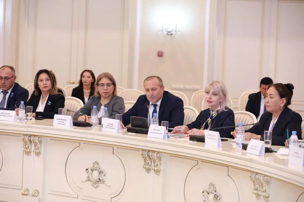 В Мангистау члены Ассамблеи обсудили вопросы мира и согласия (2)