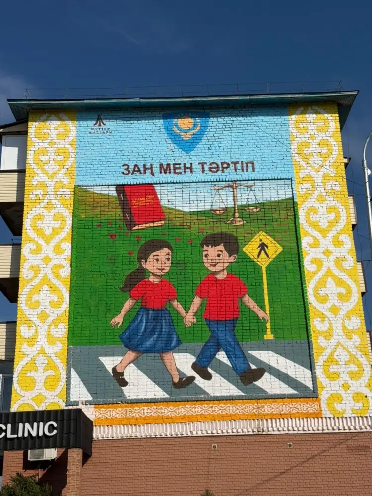 «Таза Қазақстан», «Заң және Тәртіп», «Адал Азамат»: в Жетісу создали тематические муралы (3)