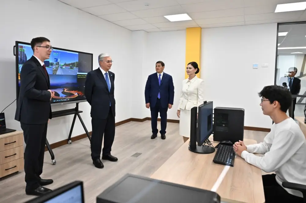 Глава государства ознакомился с деятельностью творческо-инновационной академии «Сыр жұлдыздары» (9)