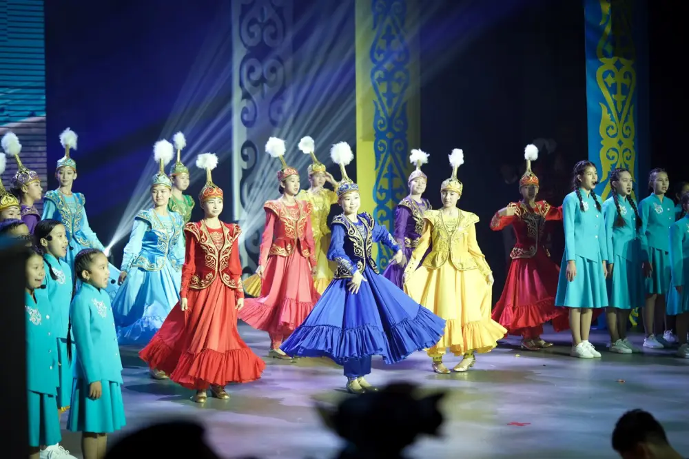 В преддверии Дня Республики министр просвещения вручила 64 учителям звание «Лучший педагог» (3)