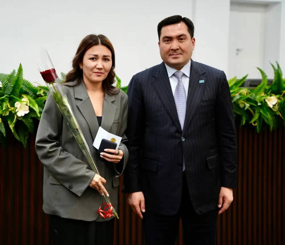 Министр энергетики отметил государственными наградами лучших работников отрасли в честь Дня Республики (5)