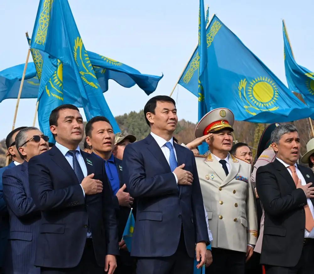 В Алматы в честь Дня Республики состоялась церемония поднятия Государственного флага (2)