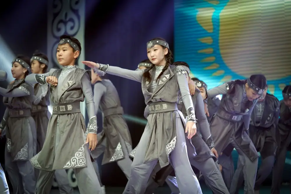 В преддверии Дня Республики министр просвещения вручила 64 учителям звание «Лучший педагог» (5)