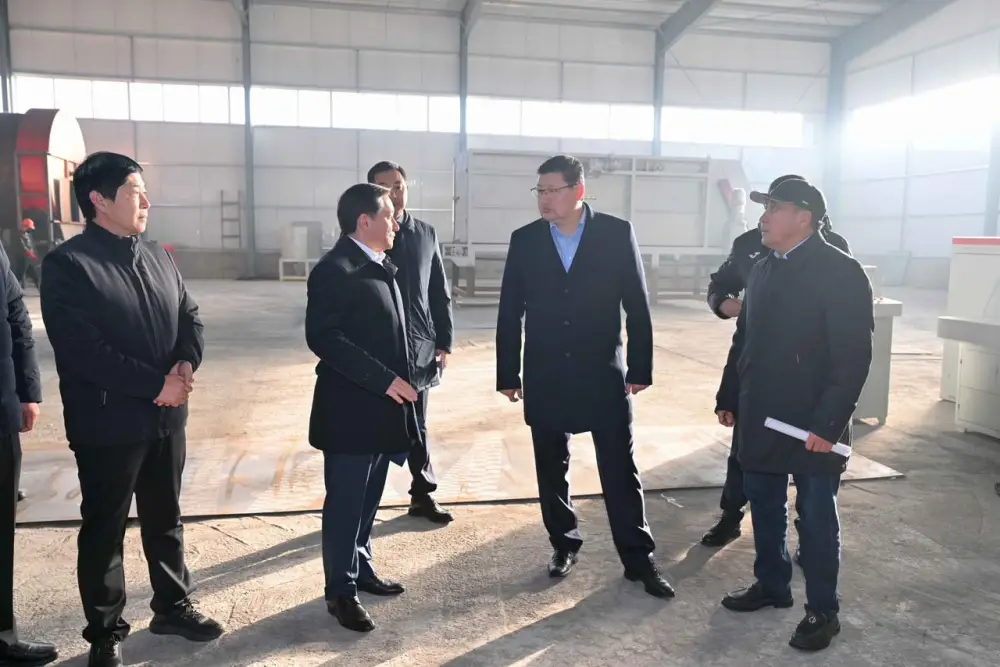 Аким области посетил новый завод, строящийся в Семее (7)