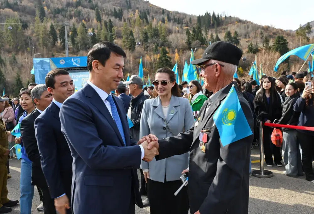 В Алматы в честь Дня Республики состоялась церемония поднятия Государственного флага (4)