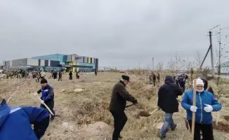 Астанские спортсмены объединились для уборки города в рамках экологической акции