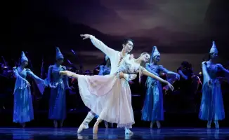 В Астане прошел праздничный концерт «Мәңгі ел» с премьерой хореографических миниатюр «Қарлығаш» и «Құрбылар»