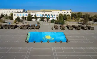 Церемония поднятия Государственного флага в воинских частях День Республики Казахстан