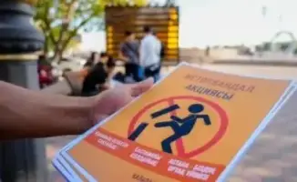 В Астане задержаны вандалы: мужчина разбил стекло полицейского поста, другой бегал с плакатом в торговом центре