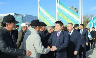 В Актау засиял небосвод: подъем Государственного флага стал символом единства в День Республики