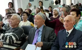 Праздничный концерт в Сарыарке укрепил дух патриотизма и принес радость ветеранам