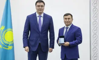 Церемония награждения в Министерстве промышленности и строительства в честь Дня Республики
