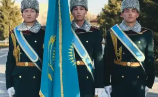 Гвардейцы Казахстана отметили День Республики на площади