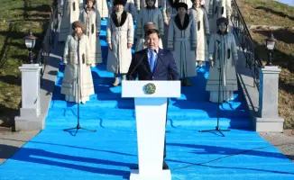 Церемония поднятия Государственного флага в Актобе ко Дню Республики