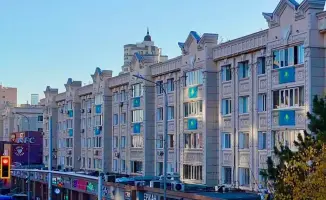 В Астане молодежь организовала патриотический челлендж с флагами ко Дню Республики