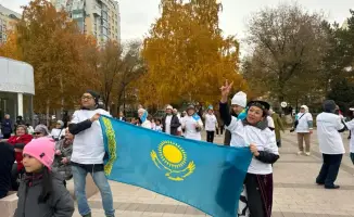 Патриотический флешмоб в Астане в честь Дня Республики: символ единства и независимости