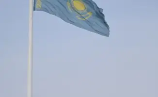 Церемония поднятия Государственного флага в Шымкенте: отмечая 35 лет суверенитета и День Республики