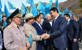 Церемония поднятия флага в Алматы ко Дню Республики