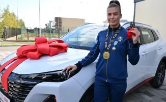 Еще одной чемпионке мира по боксу вручили машину в Казахстане