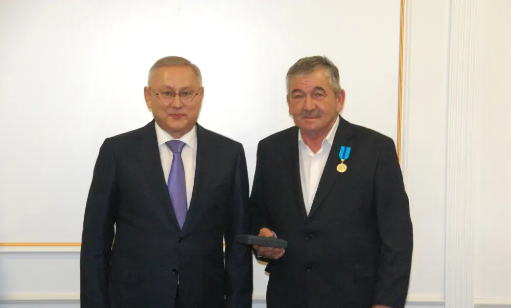 Бейбит Исабаев вручил государственные награды работникам сельского хозяйства области Жетісу (10)