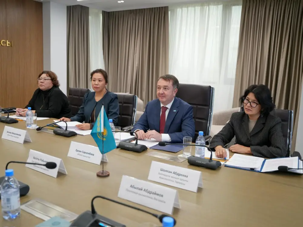 Министр юстиции Ерлан Сарсембаев встретился с Президентом Фонда Тюркской культуры и наследия Актоты Раимкуловой (2)