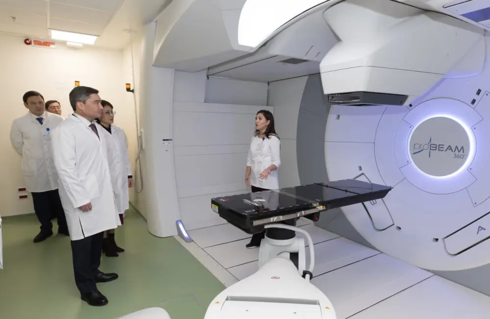 Олжас Бектенов проверил реализацию поручений Президента по развитию передовых технологий в медицине (5)