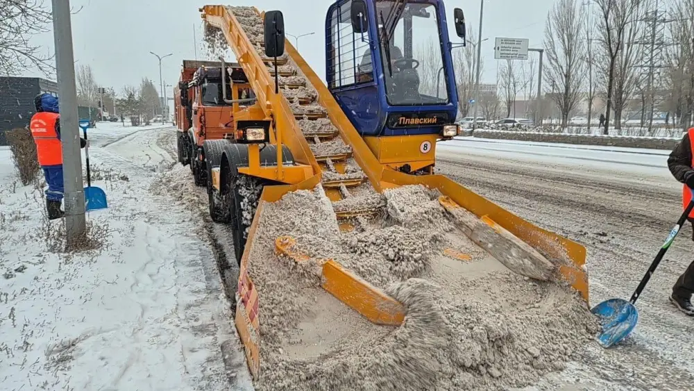 Более 3000 тонн техсоли и 14 000 рейсов: коммунальщики Астаны работают круглосуточно (5)