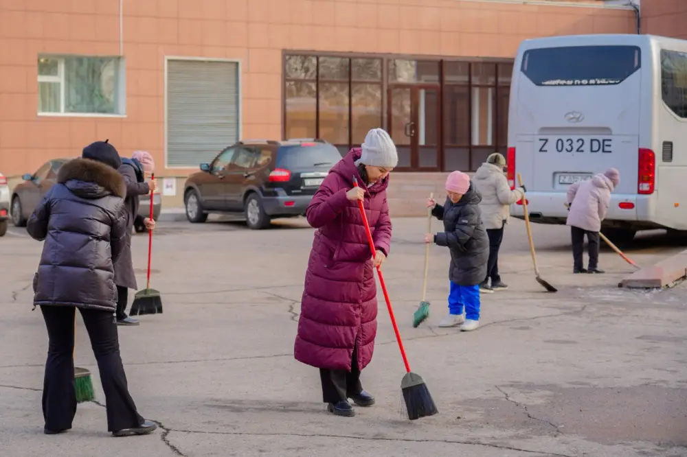 «Таза Қазақстан»: в Астане на территории Государственной академической филармонии им.Е. Рахмадиева прошла акция чистоты (3)