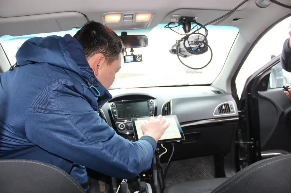 Начальник полиции Актюбинской области проинспектировал работу полицейских на самой оживлённой трассе страны (2)