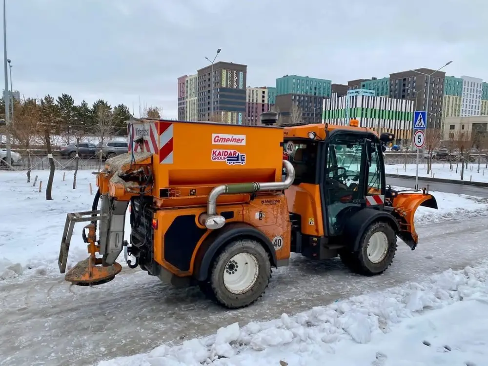 Почти 3 000 коммунальщиков ведут работы по уборке снега и наледи в Астане (2)