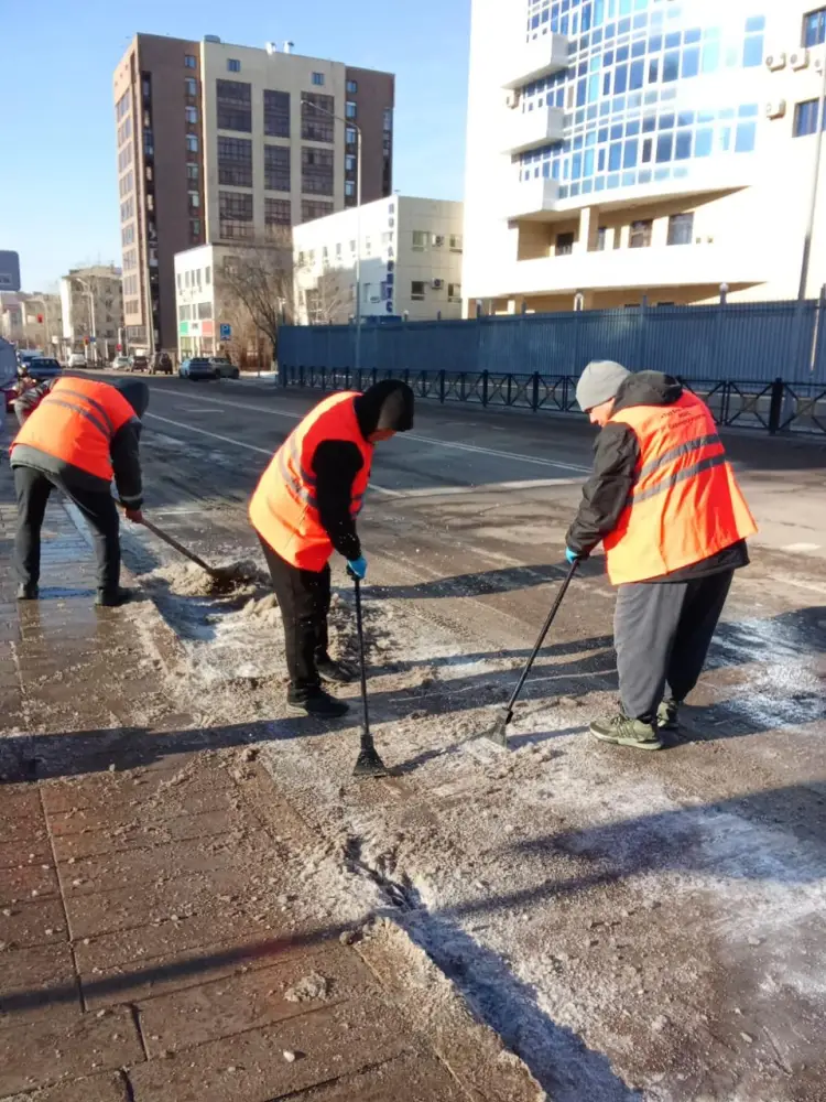 Почти 400 единиц спецтехники задействуют в снегоуборочных работах ночью в Астане (4)