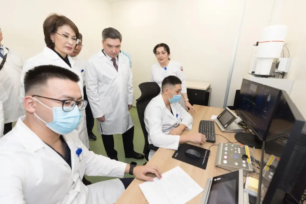Олжас Бектенов проверил реализацию поручений Президента по развитию передовых технологий в медицине (4)