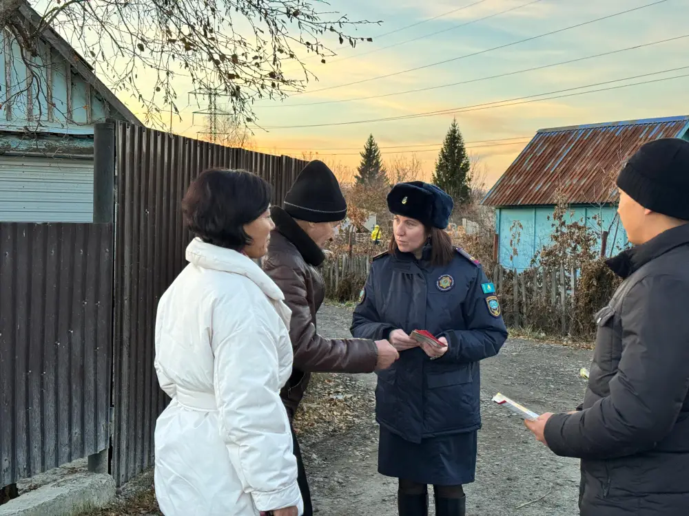 Спасатели МЧС проводят месячник пожарной безопасности в жилом секторе (2)