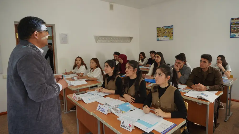 ТРОЙНЯШКИ ИЗ АЗЕРБАЙДЖАНА И ДВОЙНЯШКИ ИЗ КЫРГЫЗСТАНА ИЗУЧАЮТ КАЗАХСКИЙ ЯЗЫК В ТУРКЕСТАНЕ (9)